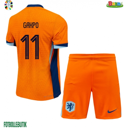 Nederländerna Cody Gakpo #11 Hemmaställ Barn EM 2024 Kortärmad (+ Korta byxor)